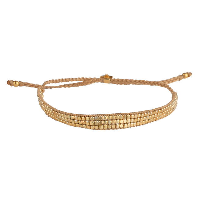 Armbandje gevlochten beige touw drie rijen gouden beads