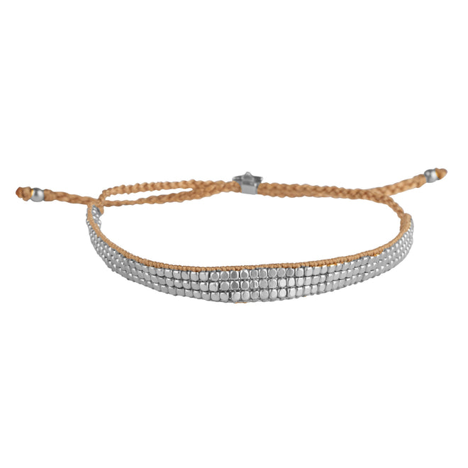 Armbandje gevlochten beige touw drie rijen zilveren beads