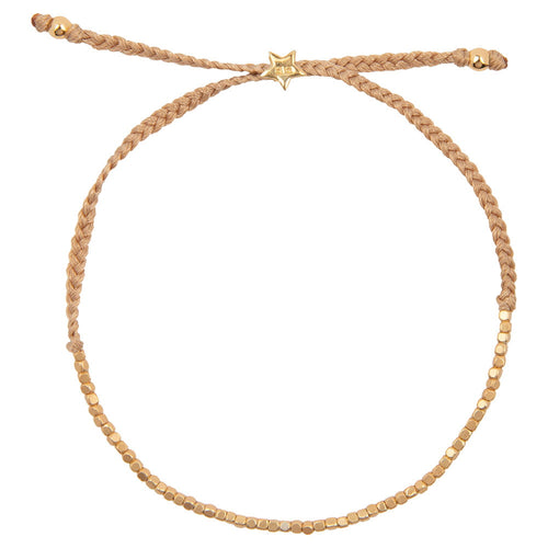 Armbandje gevlochten beige touw een rij gouden beads