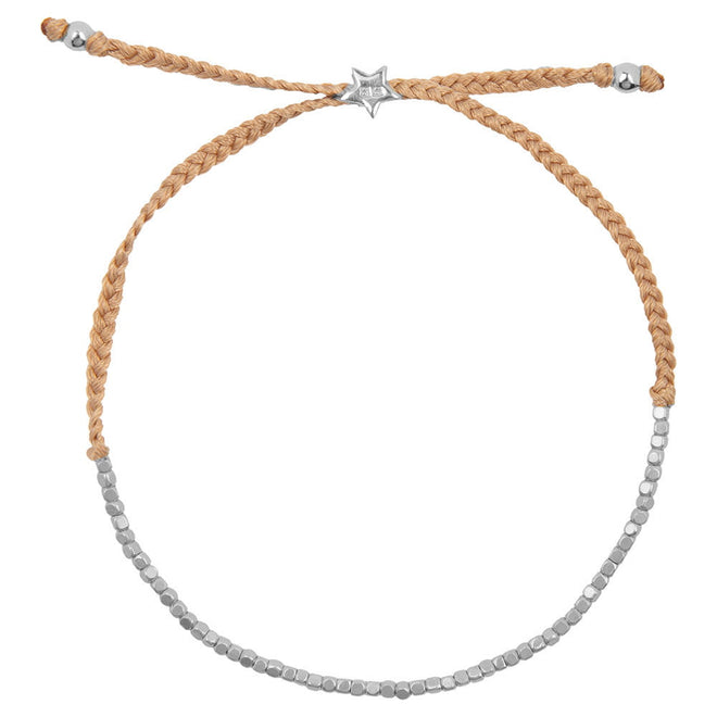 Armbandje gevlochten beige touw een rij zilveren beads
