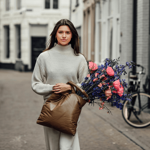 stud oorbel bij eyecatcher met chain en stud gehamerd muntje zilver