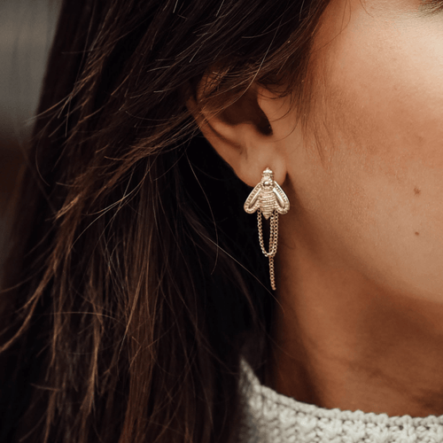 stud oorbel bij eyecatcher met chain en stud gehamerd muntje zilver