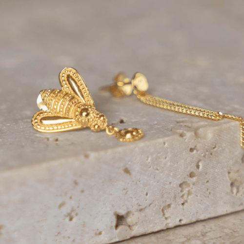 stud oorbel bij eyecatcher met chain en stud gehamerd muntje zilver