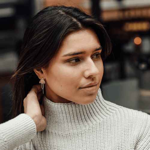 stud oorbel bij eyecatcher met chain en stud gehamerd muntje zilver